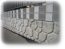 ただの擁壁でなく模様入りで、さらにブロック積みも